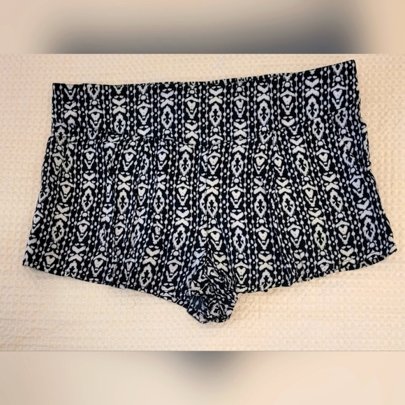 KIRRA soft flowing Shorts in Size L Black & White Model 6'1" - Picture 3 of 7